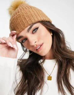Beanies*DESIGN Beanie In With Tonal Faux Fur Pom Camel