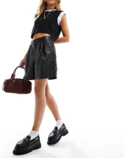 Shorts*DESIGN Faux Leather Dad Short In Black