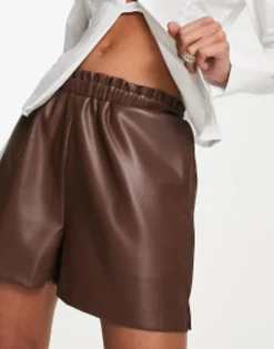 Shorts*DESIGN Faux Leather Paperbag Short In Chocolate