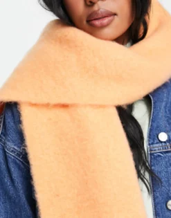 Scarves*DESIGN Fluffy Tassel Scarf In Coral