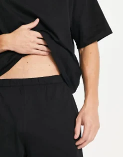 Gifts*DESIGN Pyjama Set With Oversized T-Shirt And Shorts In Jersey In Black