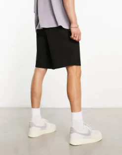 Shorts*DESIGN Relaxed Skater Chino Shorts In Longer Length In Black