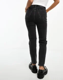 Petite*Stradivarius Petite Slim Mom Jean With Stretch And Rip In Washed Black
