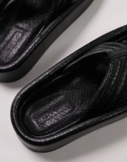 Flat Sandals*Topshop Gigi Toepost Sunken Footbed Sandal In Lizard Black